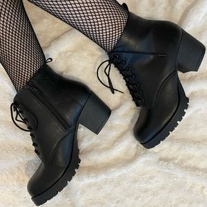Soda brand black boots